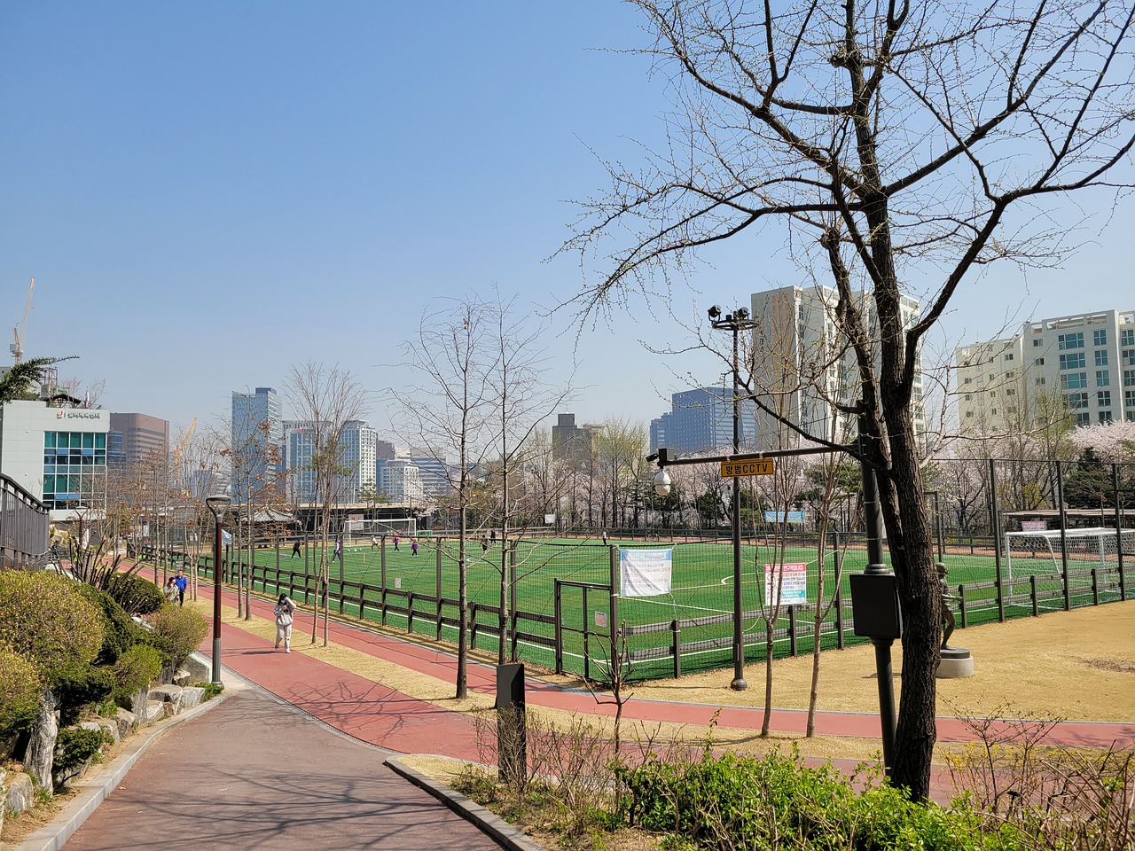 在一场充满 在一场充满